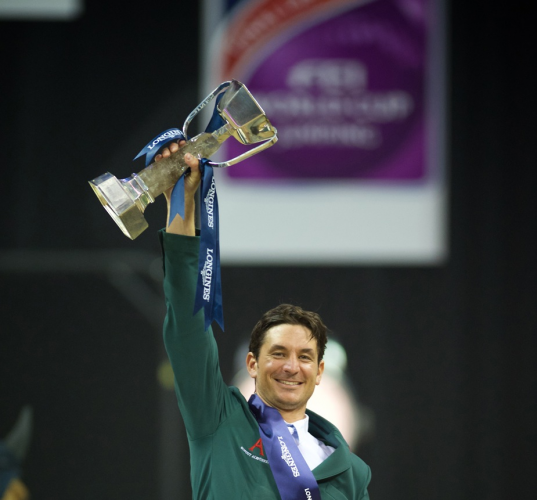 Switzerland’s Steve Guerdat raises the trophy in triumph after victory at the Longines FEI World Cup™ Jumping 2015 Final in Las Vegas (USA) last April. Guerdat will defend the title at the 2016 Final in Gothenburg (SWE) next week. (FEI/Arnd Bronkhorst)