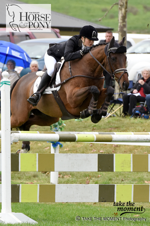 Amanda and Just Kidding on their way to a clear round (Image: www.takethemoment.co.nz)