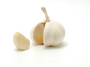 Opened_garlic_bulb_with_garlic_clove