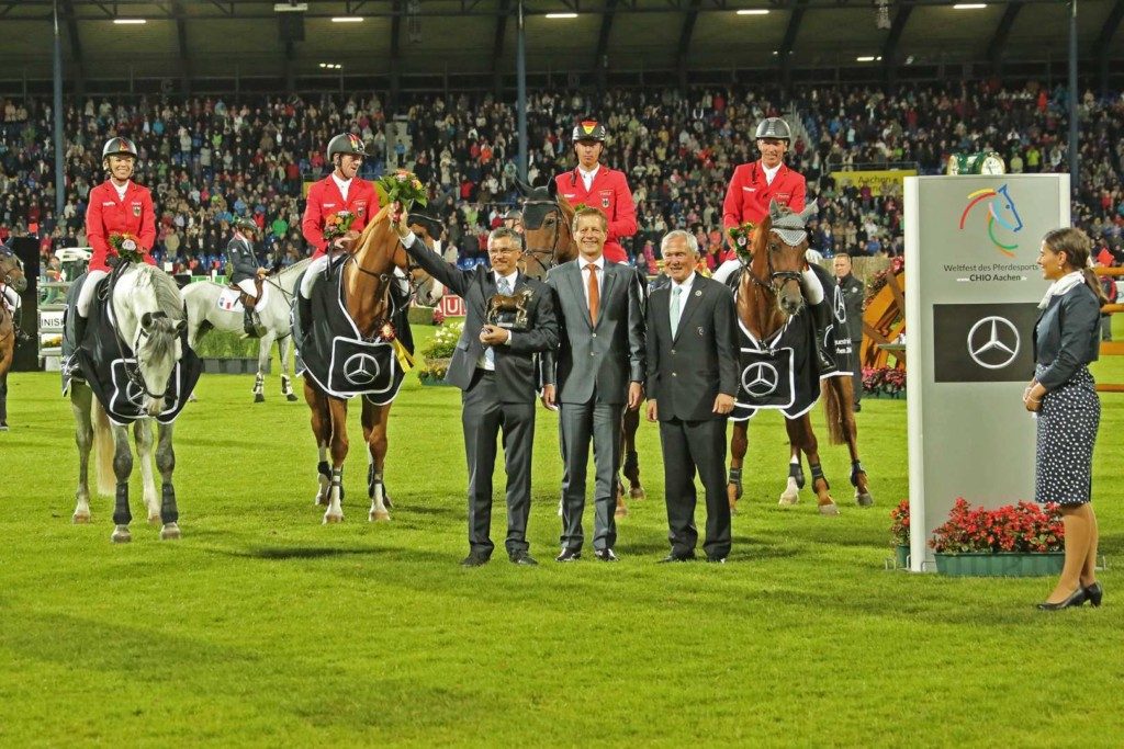 he National Coach Otto Becker (left); Dr. Carsten Oder, Chairman of the Executive Board, Mercedes-Benz Cars Sales Germany (centre) and the President of the Aachen-Laurensberger Rennvereins e.V. Carl Meulenbergh were delighted. Image: CHIO Aachen/Michael Strauch