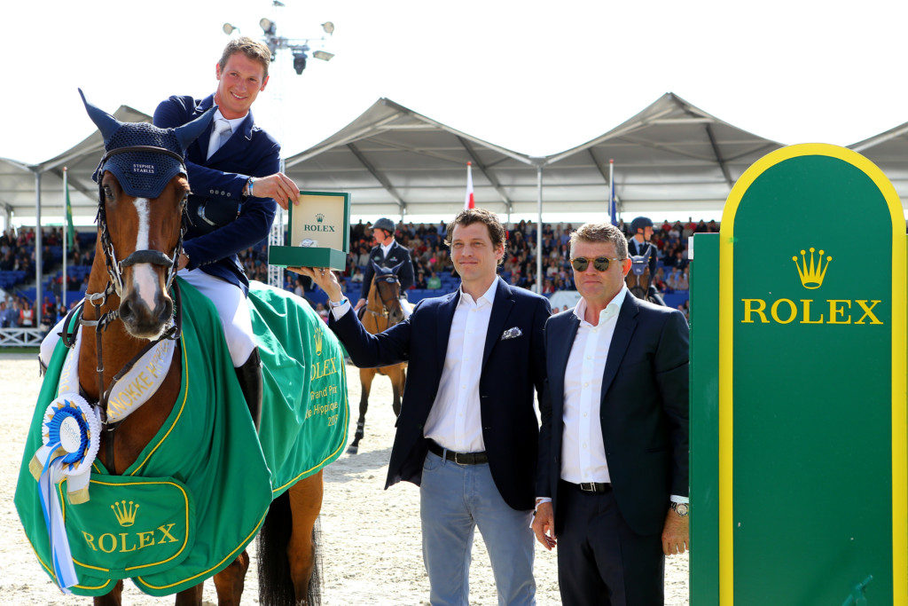 Stephan Conter from Stephex and Reverdin Arnaud from Rolex Benelux presents Daniel Deusser with his Rolex watch (Image: ©Scoopdyga)