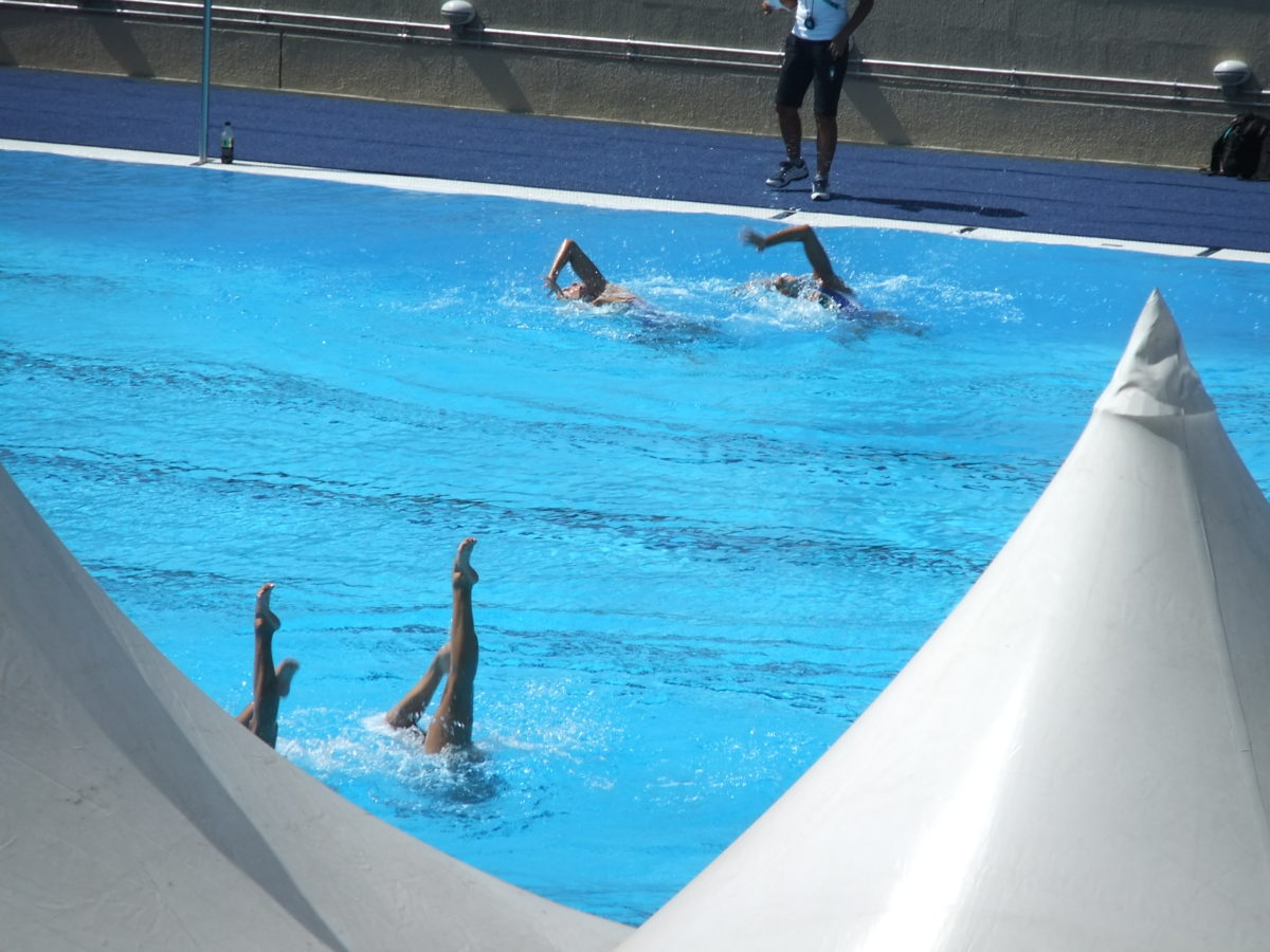 Synchronised swimming practices