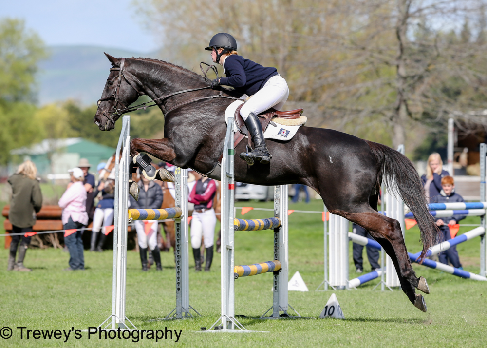 Jessica Barr from Nga Tawa riding Magnetism in 1.10m (Image: Trewey's Photography)