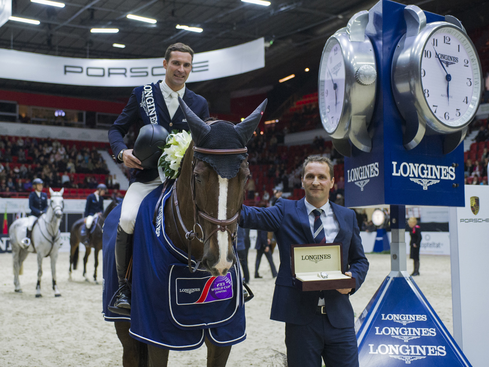 Romain Duguet and Quorida de Treho won the Longines FEI World Cup Jumping Western European League leg at Helsinki (FIN) for the second year in a row today. The Swiss rider is pictured being presented with his winner’s watch by Casper Gebeke, Longines Brand Manager Finland. (FEI/Satu Pirinen) 