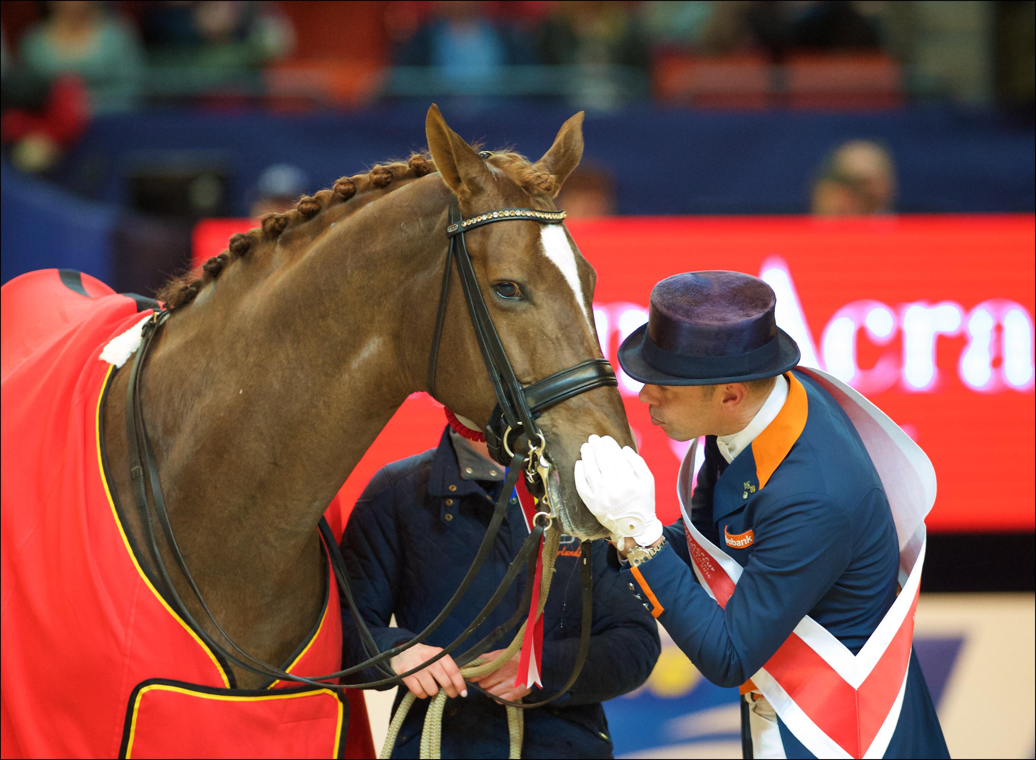 Hans Peter Minderhoud and Glock’s Flirt enjoy a #TwoHearts moment after claiming the Reem Acra FEI World Cup™ Dressage 2016 title at Gothenburg (Sweden) last March. (Image: Arnd Bronkhorst/FEI)