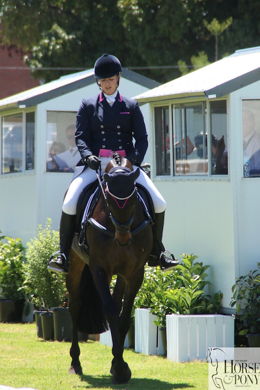 Laura Wallace and Van Heck about to go into the arena (Image: Jane Thompson)